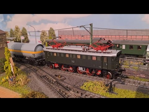 Elektrolokomotive E75 05 der Deutschen Bundesbahn mit einem kurzen Güterzug (Märklin 34750)