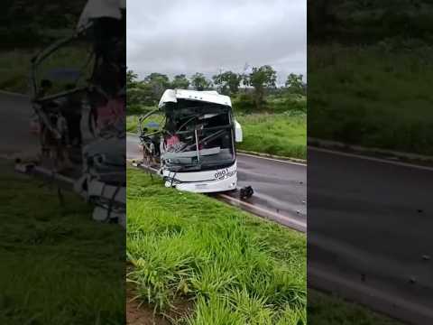 Acidente entre ônibus e caminhão deixa vítimas em Dois Irmãos do Buriti