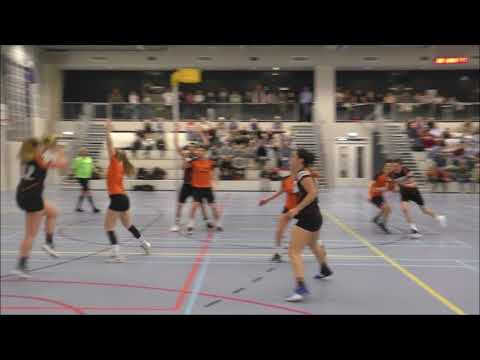 Anoek Noekie uit het hoekie assist Debbie