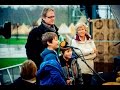 Zus en broers verkopen kaarsen voor overleden broertje (Music For Life 2015)