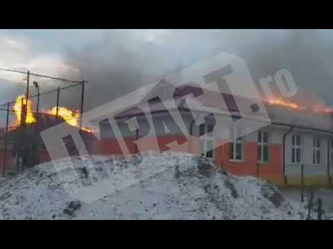 Incendiu puternic la o şcoală din Vaslui. Clădirea nu avea autorizaţie de securitate în caz de foc