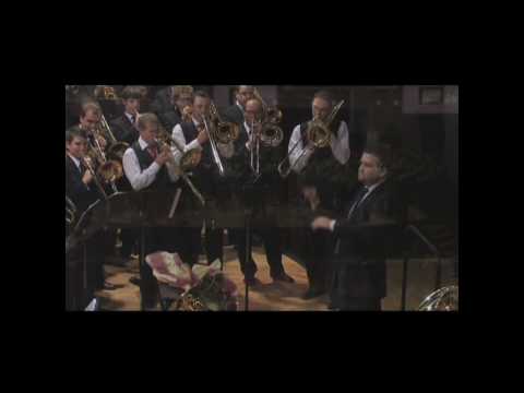 Toate fanfarele -Se arată-n nor