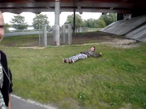 Rajoņiki drifto pa zālāju.