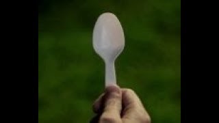 La cuillère en plastique...