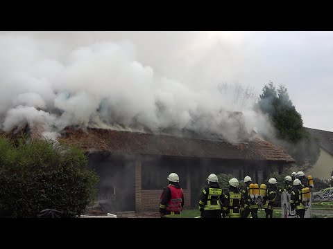 Reetgedeckte Villa in Vollbrand - 170 Einsatzkräfte in Köln-Hahnwald am 04.04.21 + O-Ton