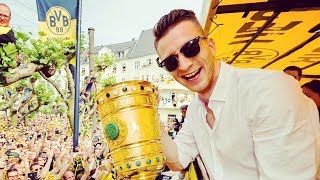 Pemain Borussia Dortmund Pamerkan Boneka Wanita dengan Topeng Wajah Juergen Klopp