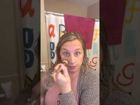 Application of Seint 3D foundation with the blush/bronzer brush + Detail Brush