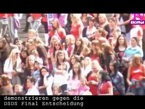 MENOWIN Fröhlich Demo vor dem Kölner Dom