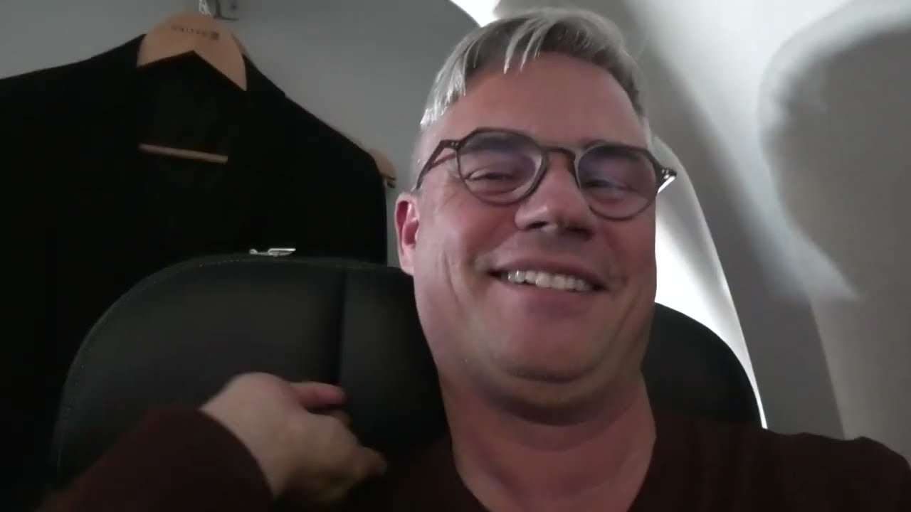 Domestic First Class Lounge 2 thumbnail