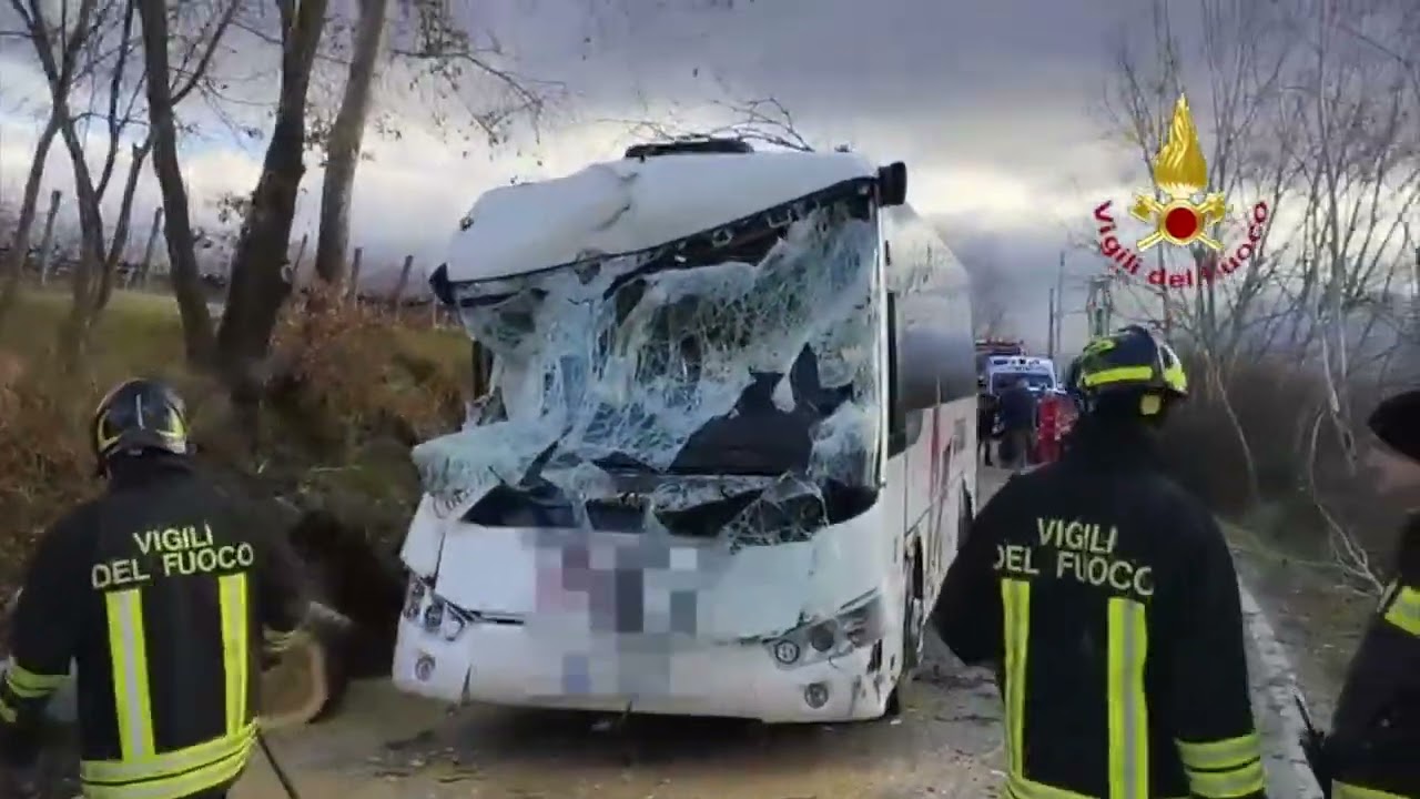 Toscana - Albero caduto su uno scuolabus nel fiorentino, a Rignano sull’Arno