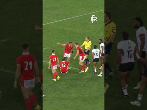 Dan Biggar loses it with his teammates!😳😱#rugby