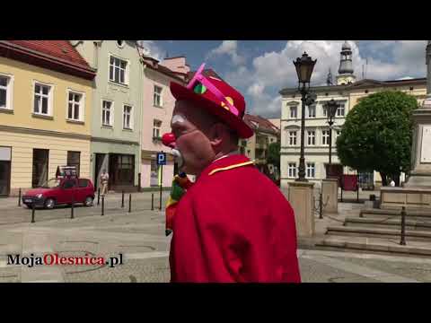 15.05.2018 Oleśnica - klaun pomachał burmistrzowi