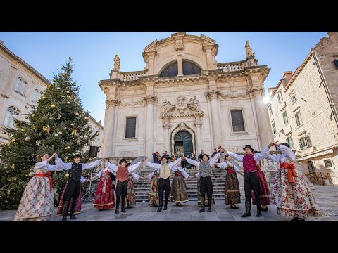 Folklorni ansambl Linđo nastupio ispred crkve sv. Vlaha