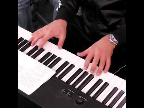 Gigi D'Alessio canta costa tanto.radio105