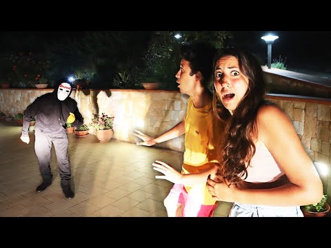 IL DOTTOR GINIU È TORNATO E SI È NASCOSTO NELLA NOSTRA NUOVA CASA DI NOTTE!