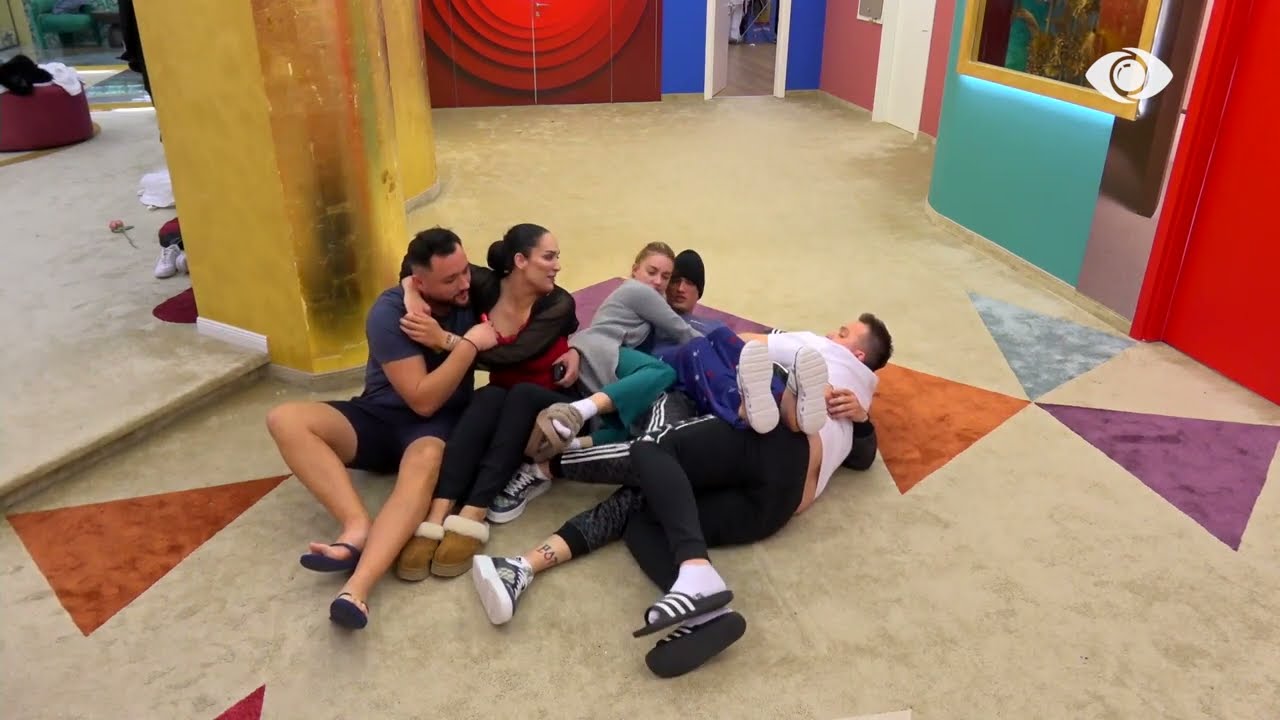 Bie gongu/ Përqafohen çiftet, Juli dhe Romeo shtrihen në tokë