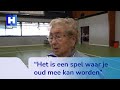 100 jaar en nog steeds fit: Bets verslaat iedereen bij een potje koersbal