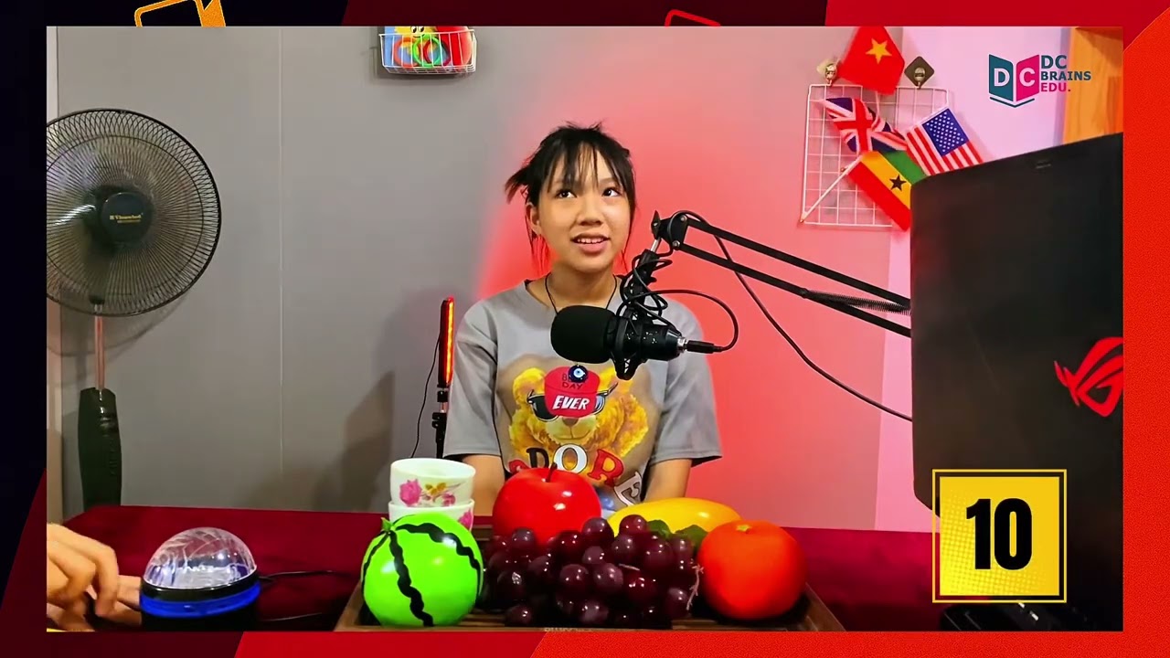Lucy giới thiệu bản thân bằng tiếng Anh