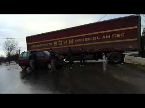 Accident grav în Ciocârlia. Un TIR a intrat în șanț