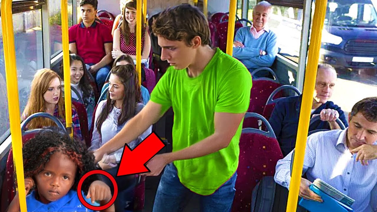 Un Garçon Voit une Petite Fille Noire Faire un Signe de la Main et Appelle la Police. Ce Qui Suit...