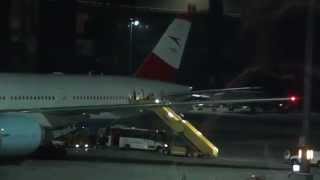 preview picture of video 'Video Plane Landed at Gate in Vienna - Austrian Airlines OS026, B777-200 Bangkok to Vienna'