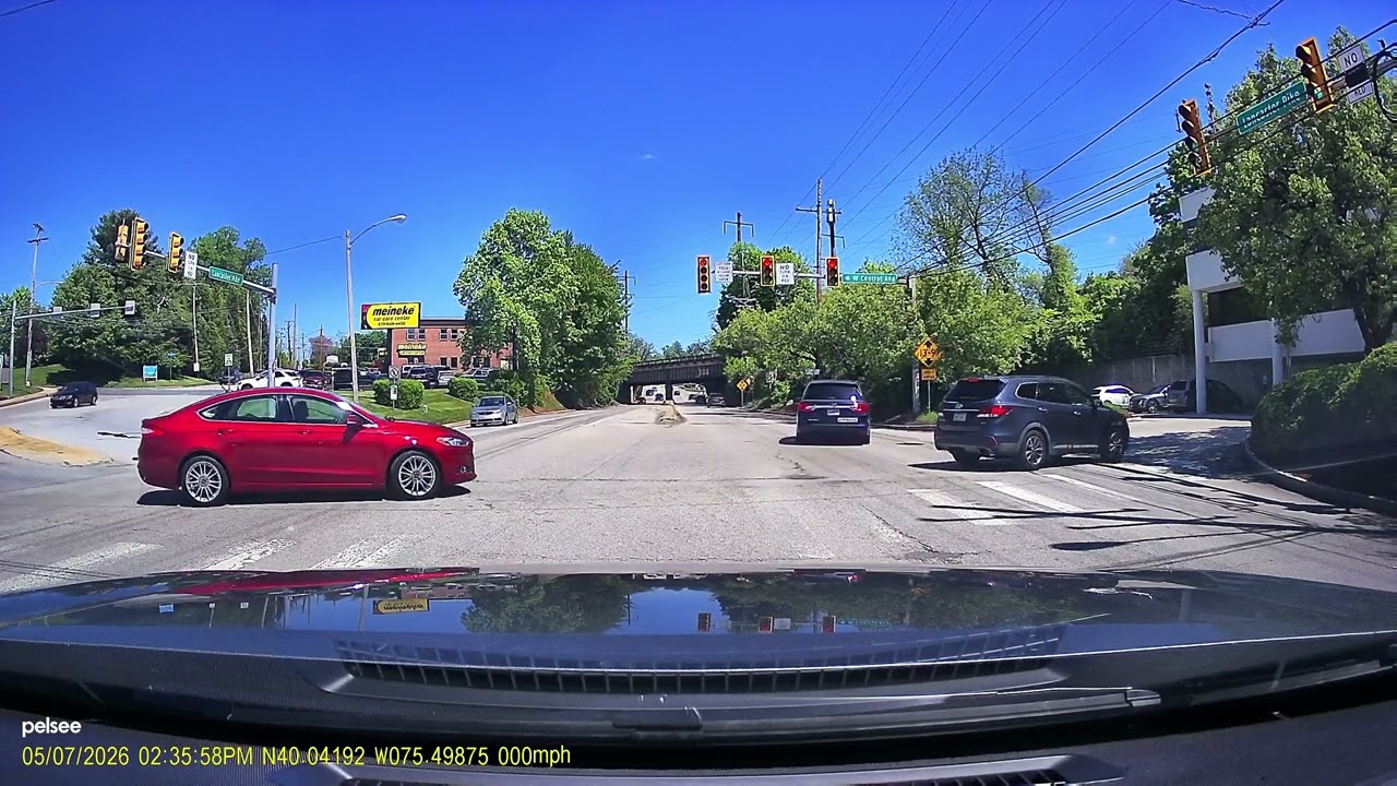 Electric Wheelchair In Philadelphia Traffic || ViralHog
