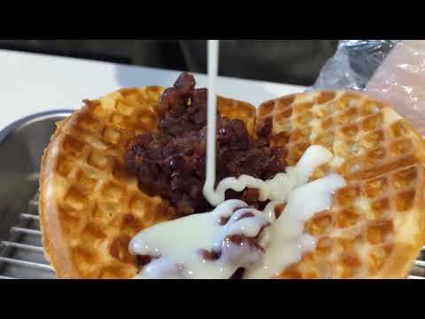 Waffle de morango com chantilly comida de rua coreana
