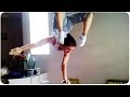 Es increíble el equilibrio que tiene este artista con una sola mano 