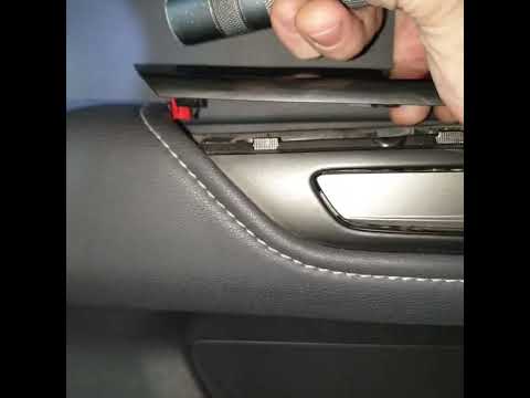 Как снять дверную карту на видео. Боковая обшивка сеат ибица. Toyota crown разбираем дверь. Разбор двери рено дастер. Рено дастер обшивка передней двери.