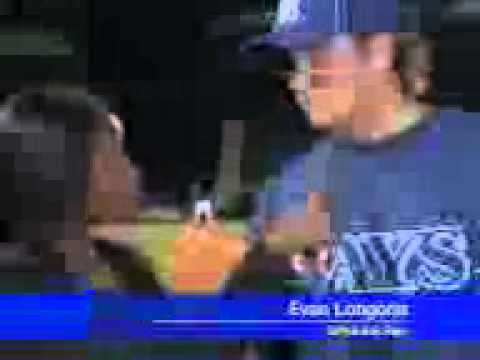 Evan Longorias salva a reportera de un duro golpe