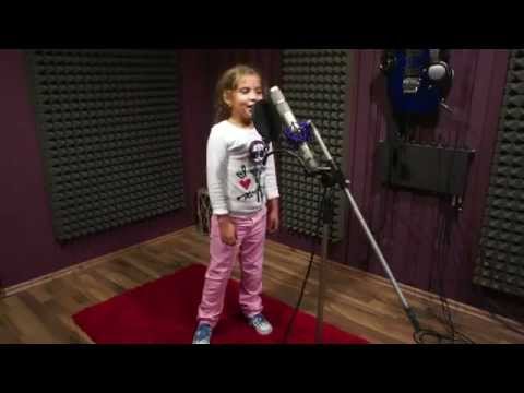 Девочка поет под дабстеп.Слушать всем!.