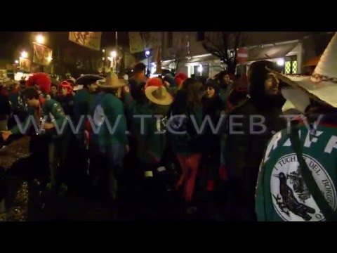 Storico Carnevale di Ivrea: sabato sera sfilata delle squadre degli Aranceri a Piedi