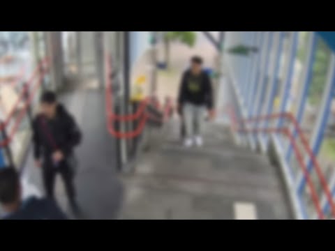 Jongen op treinstation zonder aanleiding in elkaar geslagen