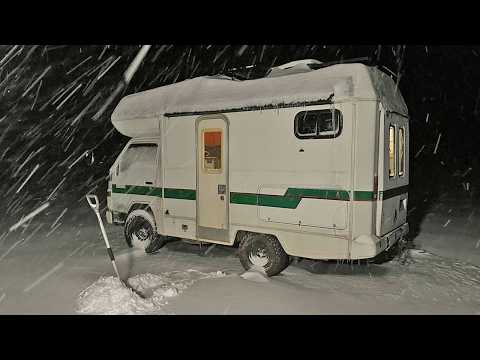 Blizzard-Camping in meinem japanischen Van