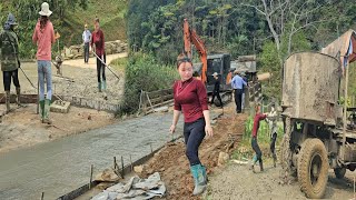 Download lagu The girl and everyone together completed the new rural road. mp3