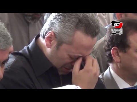 تامر أمين يودع والده بالبكاء 