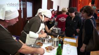 preview picture of video 'Kulinarični dan v Globokem - priprava žgancev 2014'