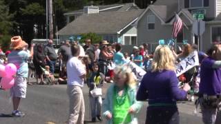 preview picture of video 'La De Da Parade 2013 -- Yachats, Oregon'