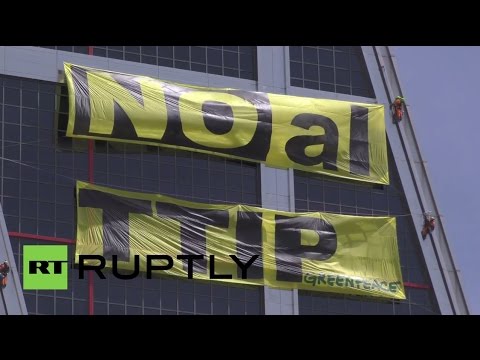 Spain: Greenpeace hang anti-TTIP banner 