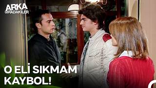 Oktay, Yalandan Özürlerine İnanacak Adam Mı - Arka Sıradakiler