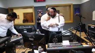 עמי מימון בריקודים סוערים באולפן לרגל יום הולדת חמש שנים לרדיו "קול ברמה"