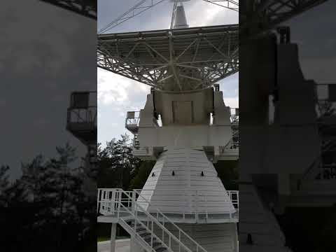 Лицеисты на экскурсии в обсерваторию в посёлке Светлое (в кадре малый радиотелескоп)