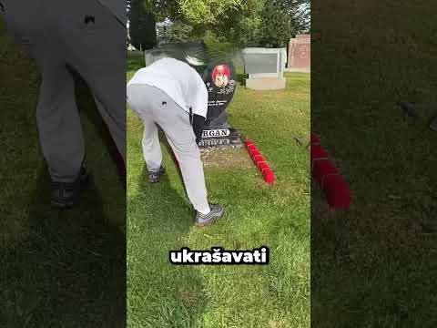 Ovaj tata svakog Božića ukrašava grob svoje kćerke#viral #zanimljivo #foryou