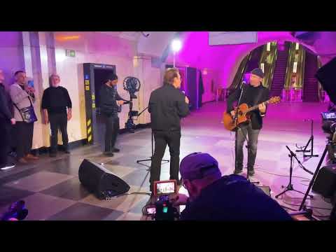 Bono performs ”With or without you” @Kyiv Ukraine metro