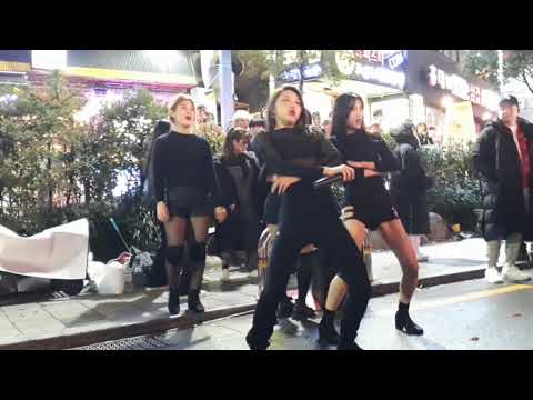 181028 Lucia Busking 4