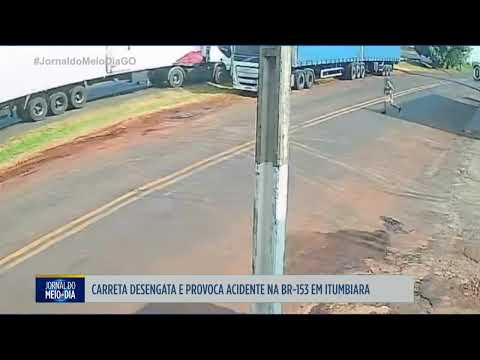 Carreta desengata e provoca acidente na BR 153, em Itumbiara