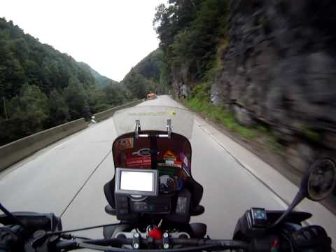 Motorcycling Romania Transylvania Carpathian Mountains DN66 : Petrosani - Lainici