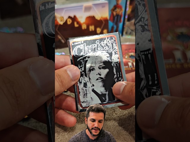 Vídeo relacionado con Hawkins. El Archivo Incompleto: Solo Faltas tú. Stranger Things Libro. Merchandising Stranger Things. Regalo para fan Stranger Things
