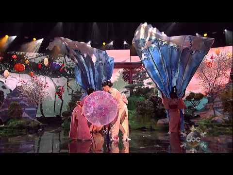 Katy Perry - Unconditionally live American Music Awards 2013  AMA