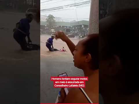 HOMENS TENTAM SEGURAR MOTOS EM MEIO À ENXURRADA EM CONSELHEIRO LAFAIETE (MG)